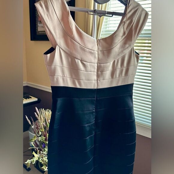 🦋. EUC MAGGY LONDON Women’s sheath midi banded black/ champagne gold, size 8 - Picture 9 of 13